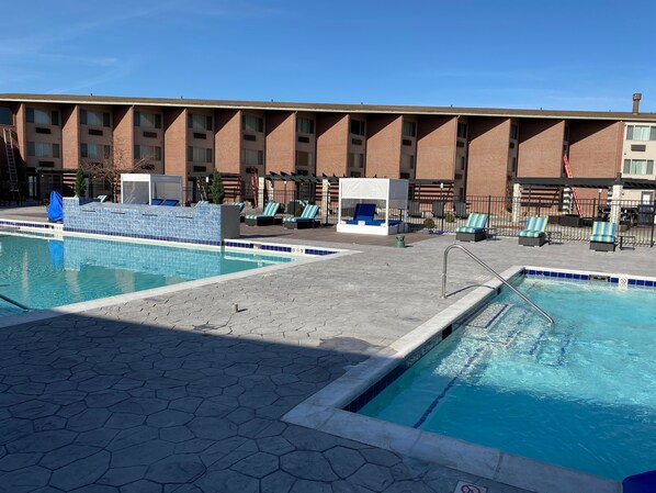 Una piscina al aire libre de temporada