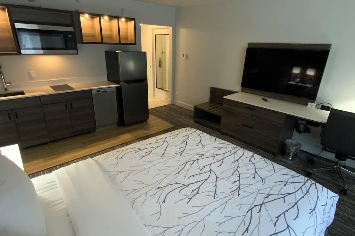 Habitación estándar, 1 cama Queen size, cocineta, vista a la alberca (Shower Only) | Ropa de cama de alta calidad y camas con pillow-top