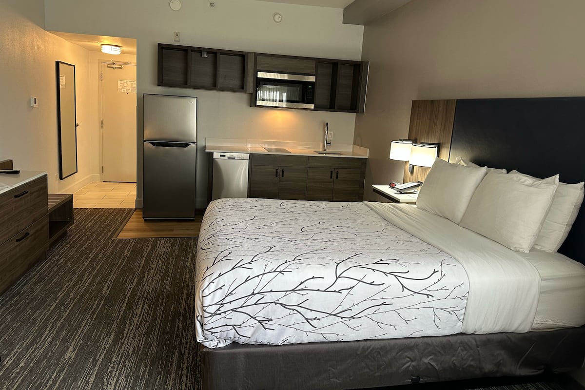 1 bedroom, premium bedding, pillow-top beds, in-room safe