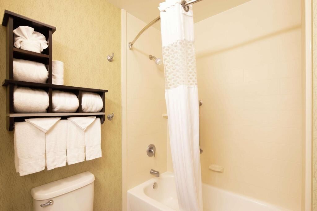 Badezimmer | Kostenlose Toilettenartikel, Haartrockner, Handtücher