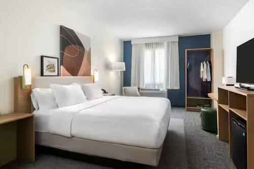 Hypo-allergenic bedding, in-room safe, laptop workspace