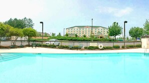 Seasonal outdoor pool - Hampton Inn Atlanta-Town Center/Kennesaw (Kennesaw)