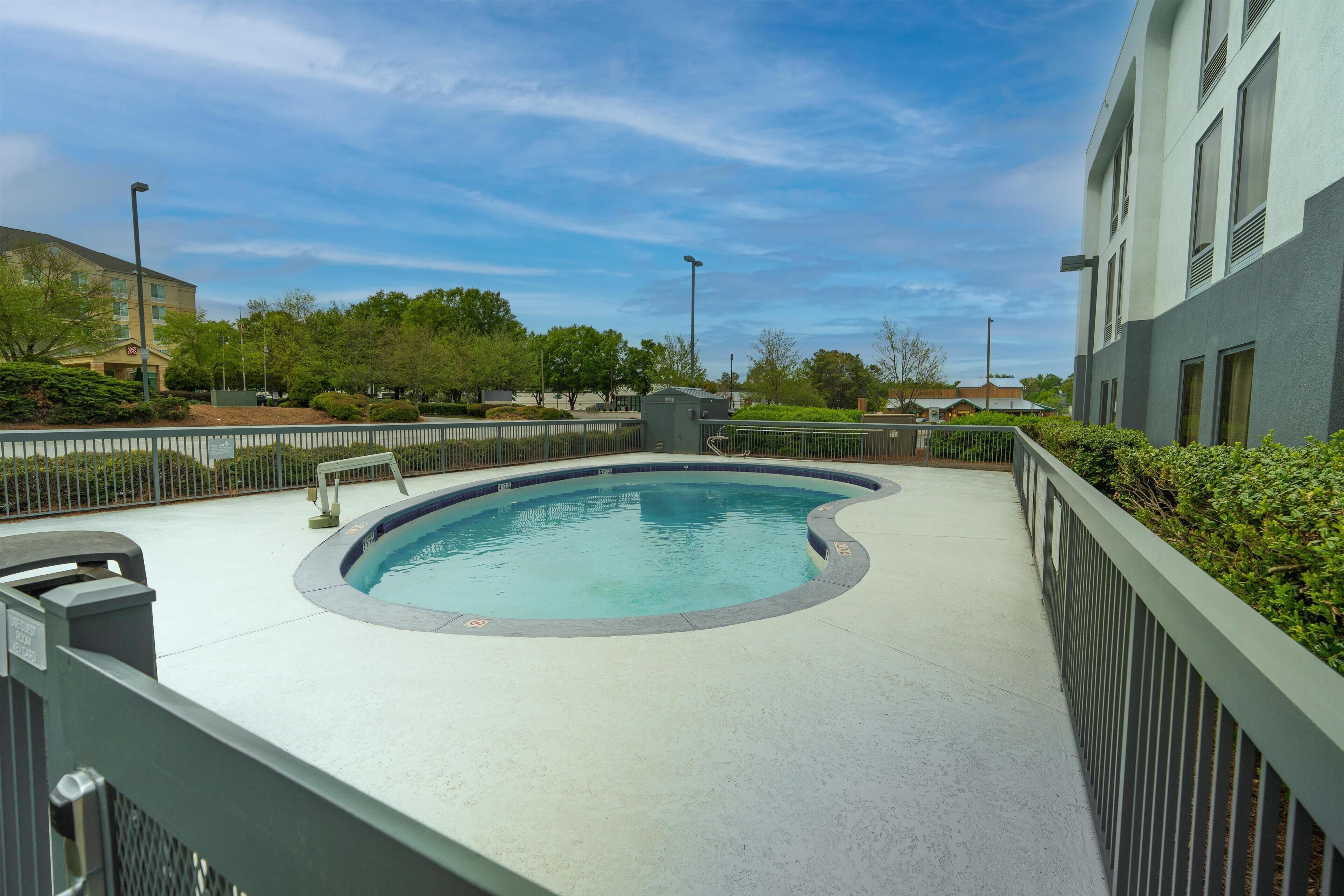 حمّام سباحة خارجي موسمي