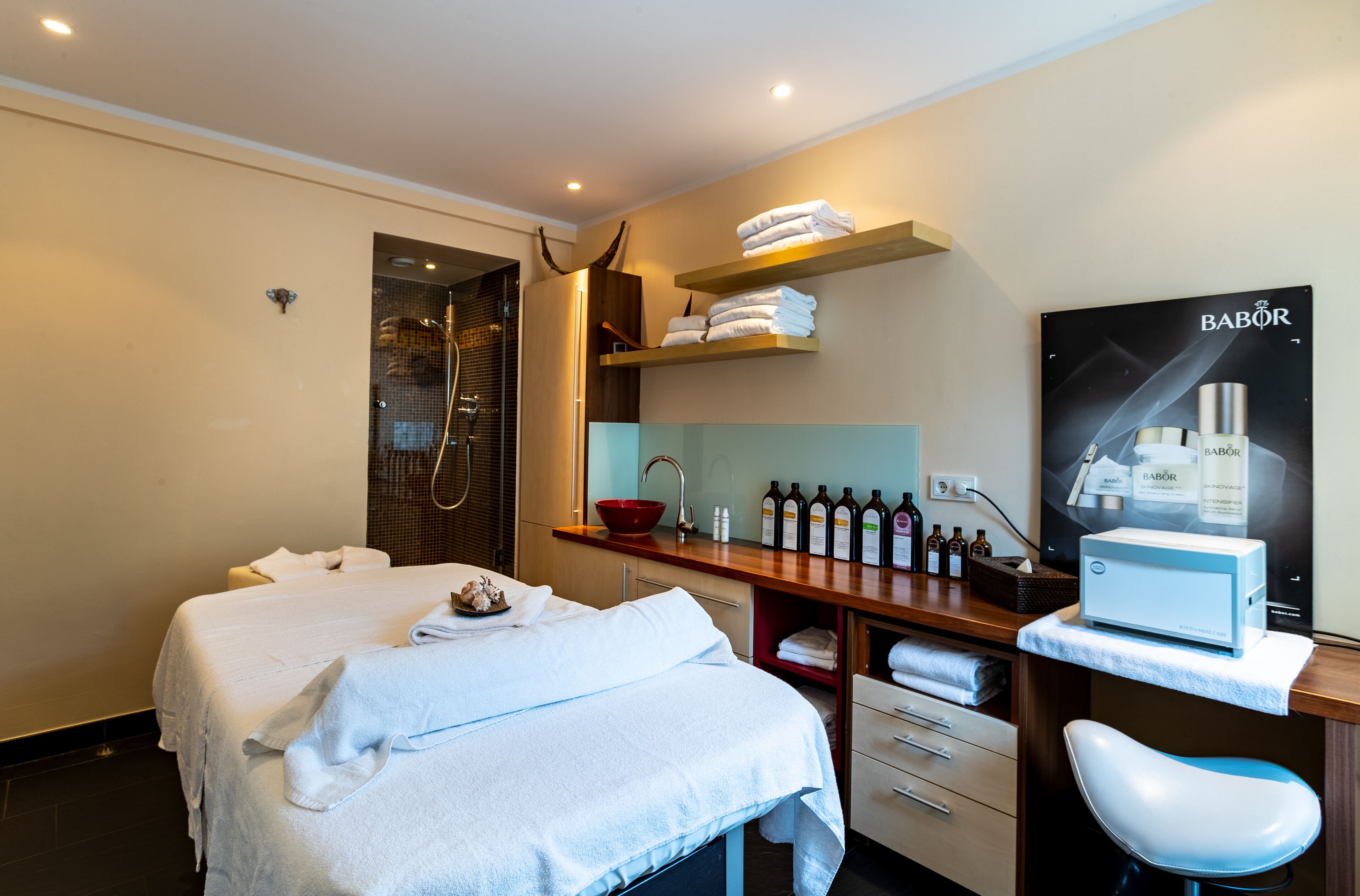 body treatments, aromatherapy, hot stone massages, swedish massages