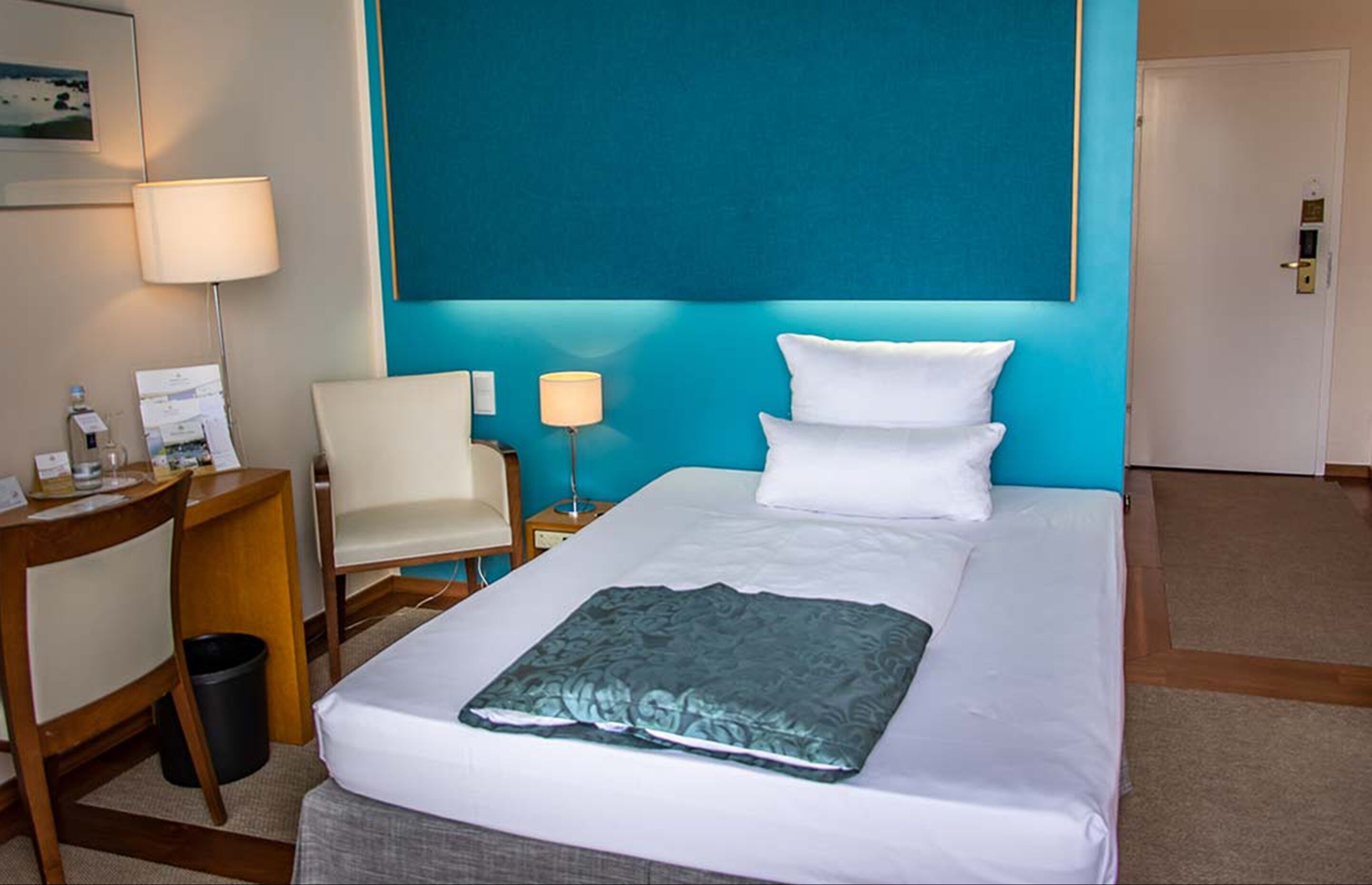 single room | 1 bedroom, premium bedding, minibar, in-room safe