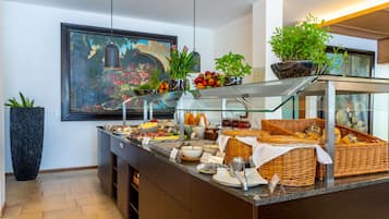 Daily full breakfast (EUR 22.50 per person)