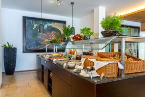 Daily full breakfast (EUR 19.90 per person)