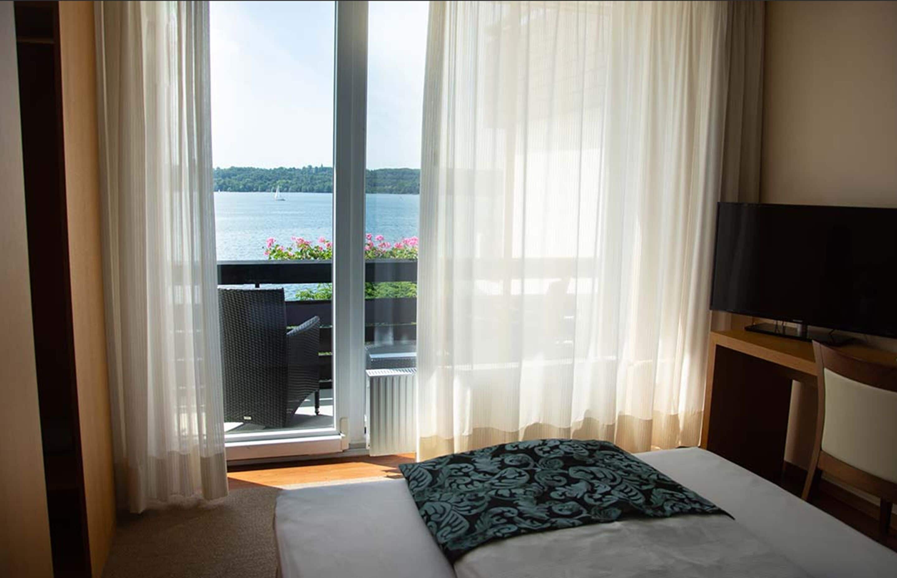 single room, lake view | 1 bedroom, premium bedding, minibar, in-room safe