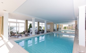Piscine couverte, parasols de plage, chaises longues