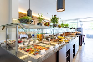 Daily full breakfast (EUR 22.50 per person)