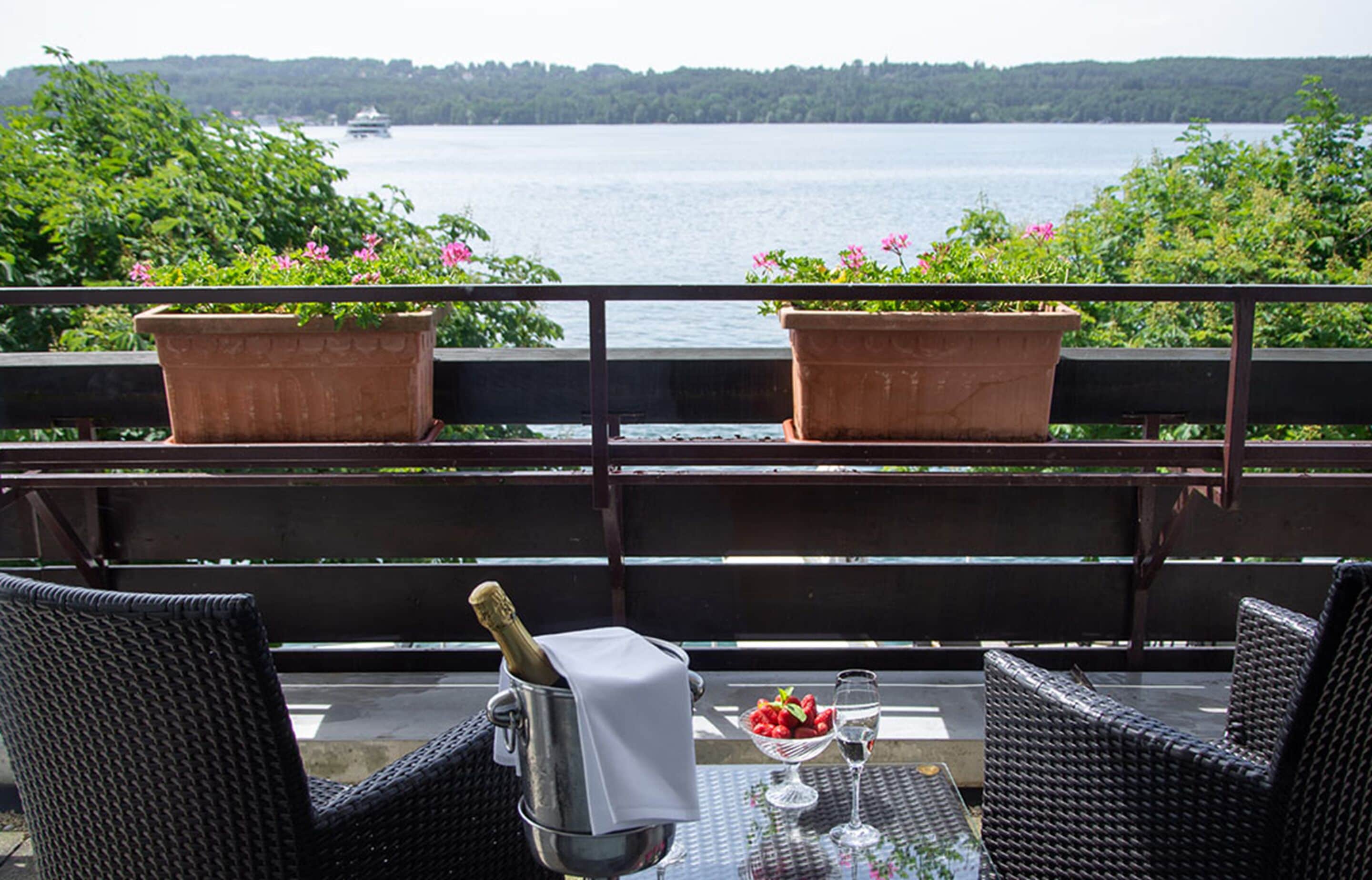 Bộ đồ giường cao cấp, minibar, két bảo mật tại phòng, bàn 