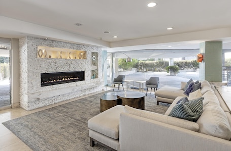 Lobby. Belamar Hotel Manhattan Beach, Tapestry Collection by Hilton