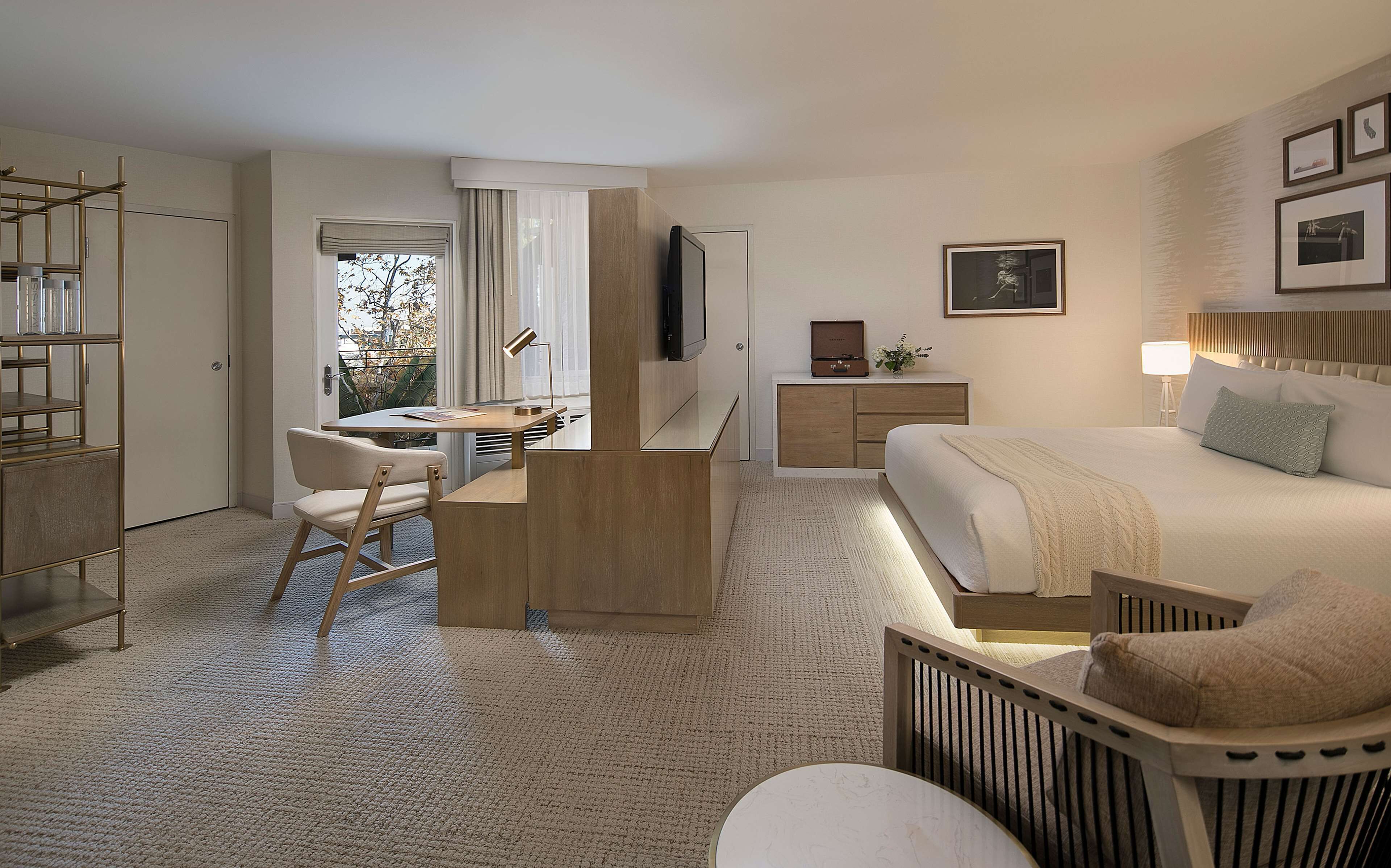 suite, 1 king bed, balcony (garden junior) | premium bedding, down duvets, in-room safe, desk