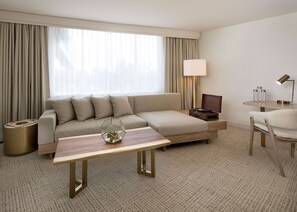 Suite – junior, 1 kingsize-seng | Oppholdsområde | En 55-tommers LCD-TV med kabel-kanaler samt TV