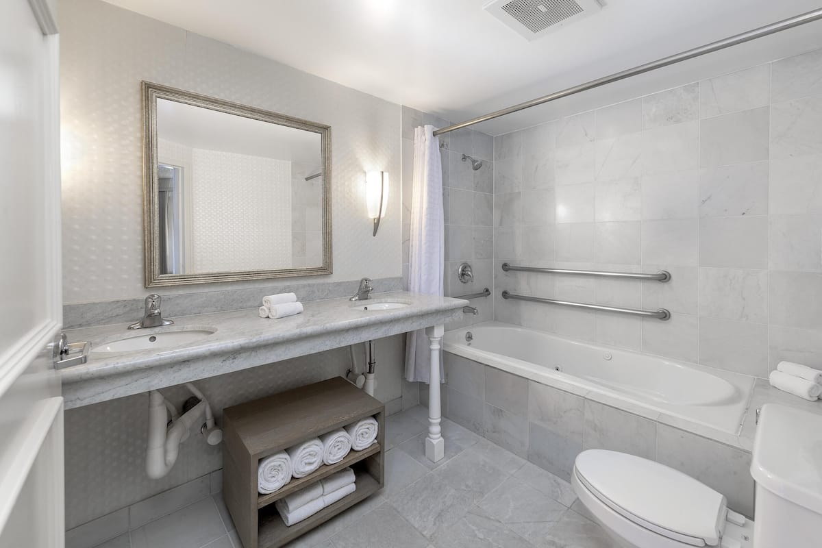 Ensemble douche/baignoire, articles de toilette écologiques