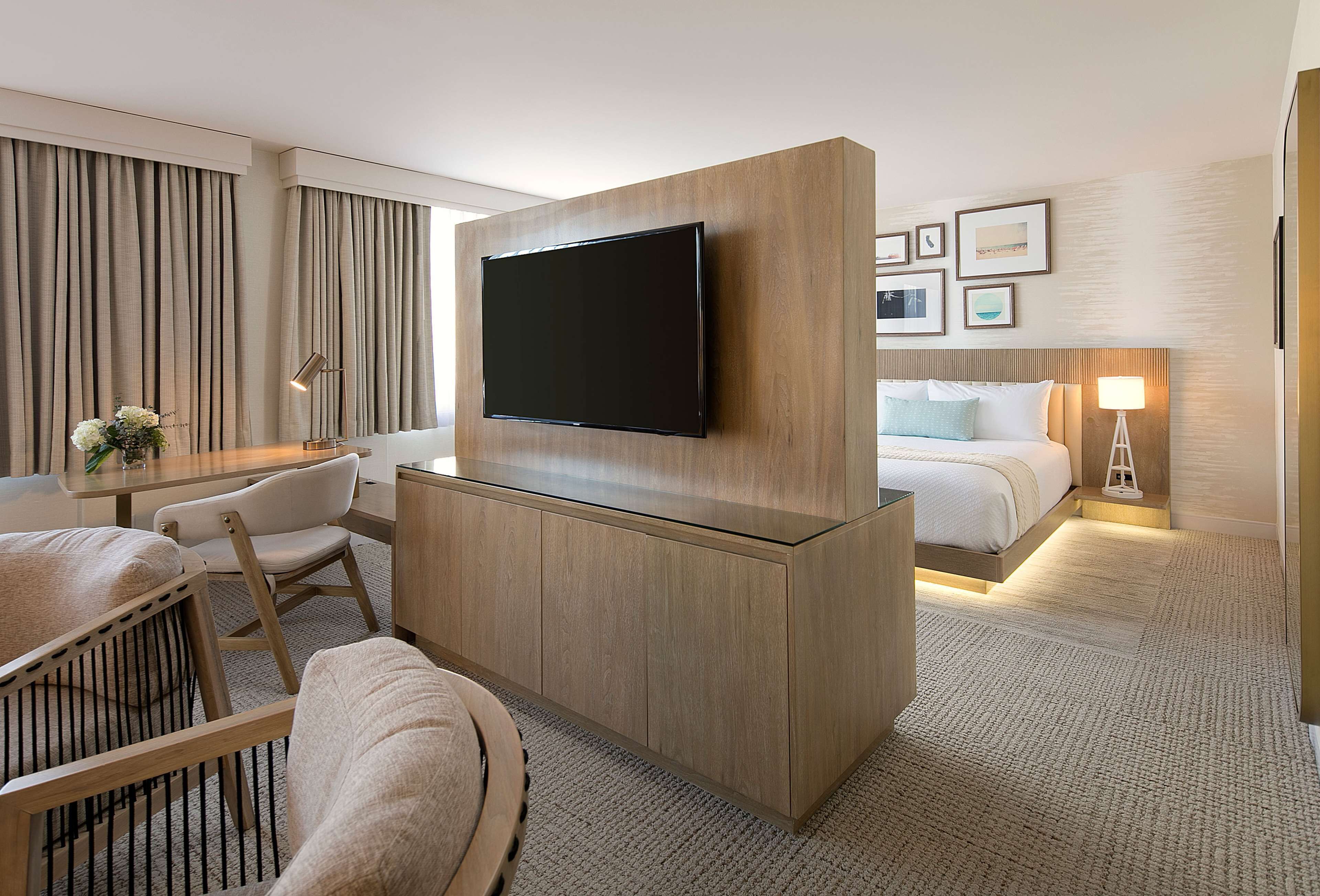 junior suite, 1 king bed | premium bedding, down duvets, in-room safe, desk