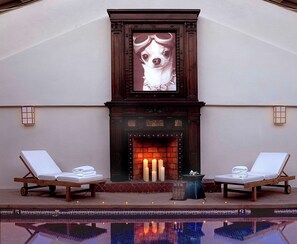 Outdoor pool, pool loungers - Belamar Hotel Manhattan Beach, Tapestry Collection by Hilton (Manhattan Beach)