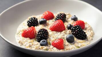 Eine Schüssel Haferflocken mit Erdbeeren, Brombeeren und Blaubeeren.