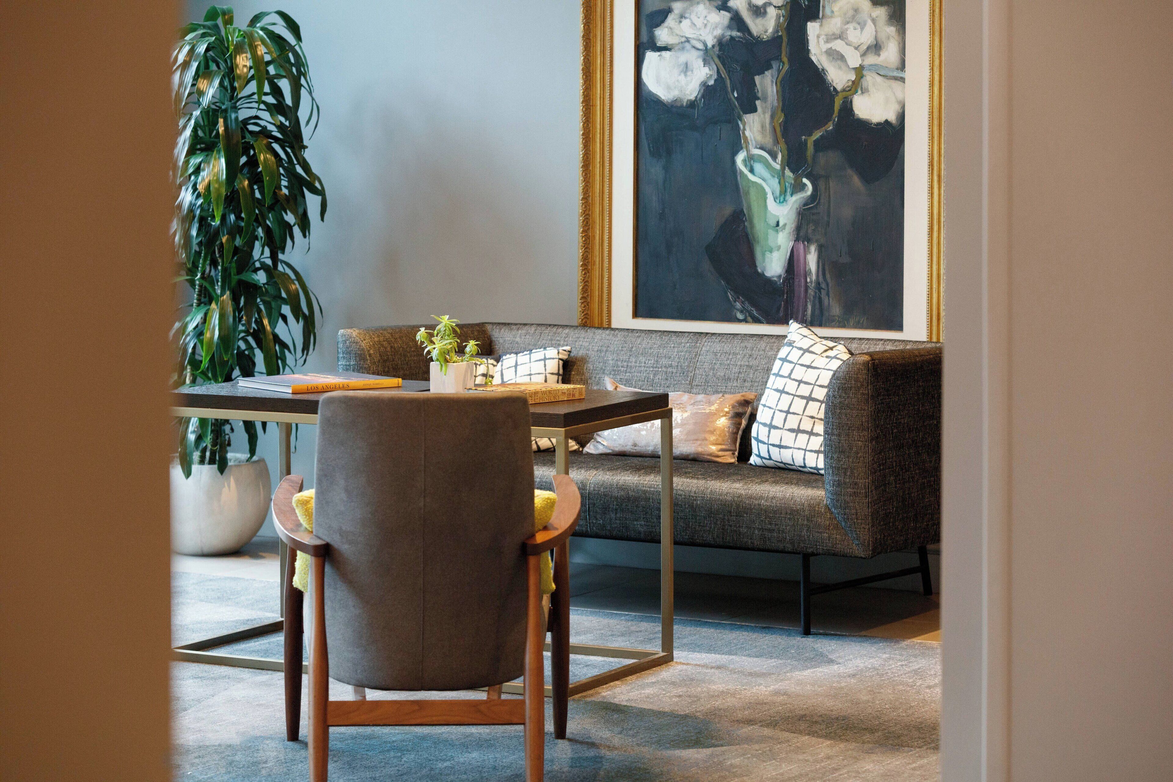 Un salon moderne avec un canapé, une table à manger et une plante en pot.