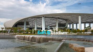 Un estadio con un techo grande y curvo y múltiples columnas.