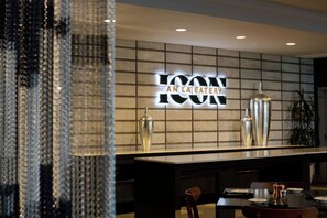 2 restaurants, breakfast, lunch, dinner served; American cuisine 