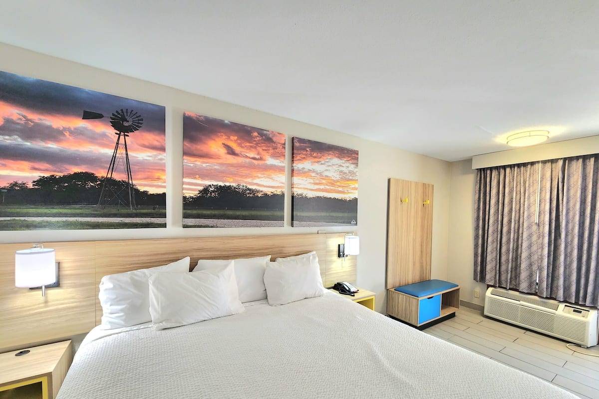 Desk, free WiFi, bed sheets