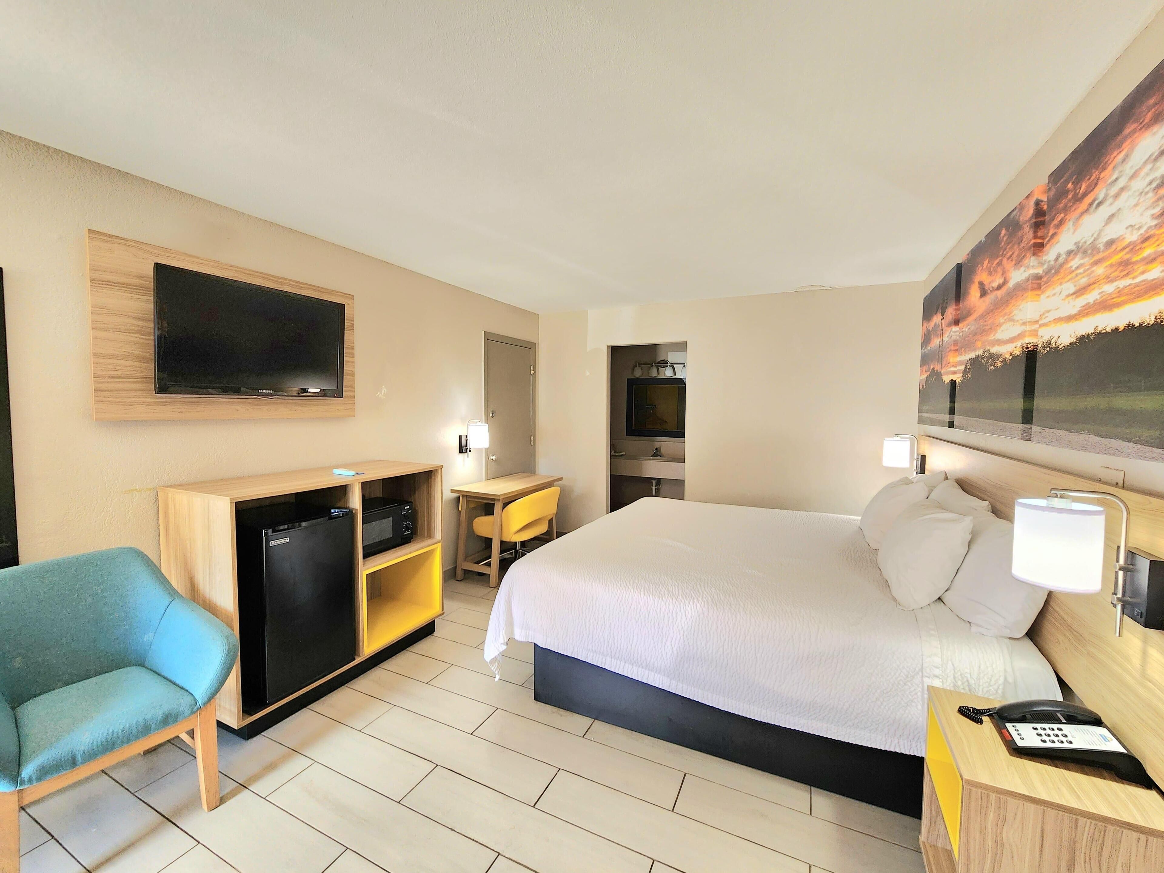 Room, 1 Queen Bed, Accessible, Non Smoking (Mobility/Hearing, Roll-In Shower) | Desk, free WiFi, bed sheets