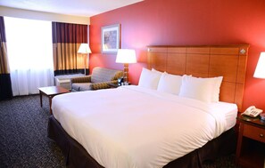 Standard Room, 1 King Bed | Desk, blackout drapes, iron/ironing board, free WiFi - Radisson Charleston Airport (CHARLESTON)