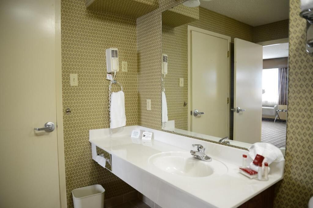 Bathroom | Combined shower/bathtub, eco-friendly toiletries, towels