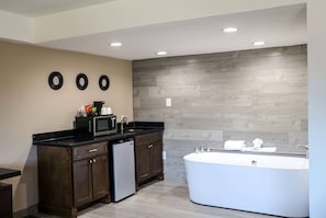 Deluxe Suite, 1 King Bed, Non Smoking (1 Bedroom) | Bathroom | Combined shower/tub, eco-friendly toiletries, towels