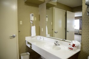 Bañera con ducha, artículos de tocador ecológicos, toallas