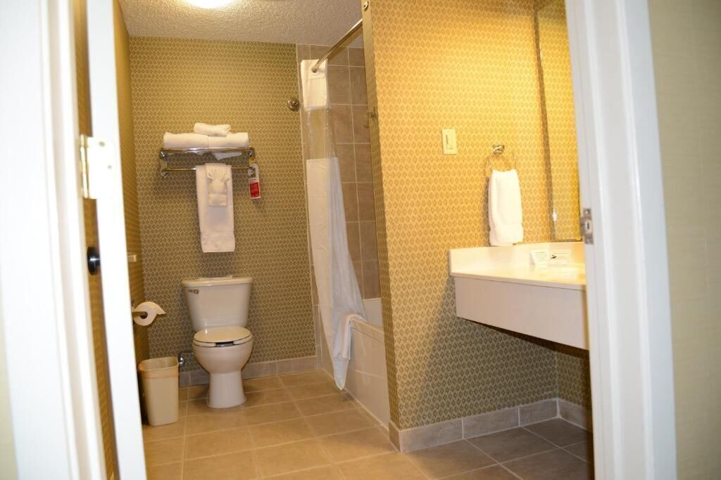 Bathroom | Combined shower/bathtub, eco-friendly toiletries, towels