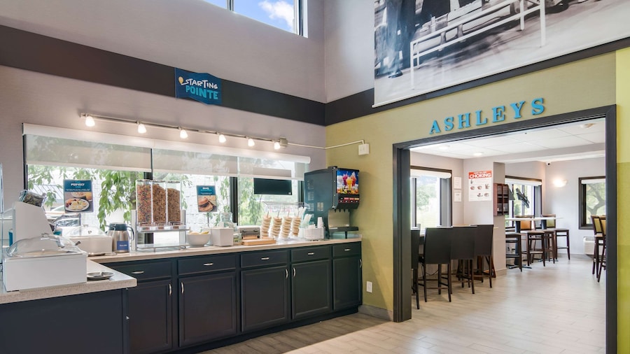 Clarion Pointe Jamestown - Falconer