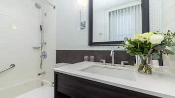 Un baño moderno con bañera, ducha y lavamanos.