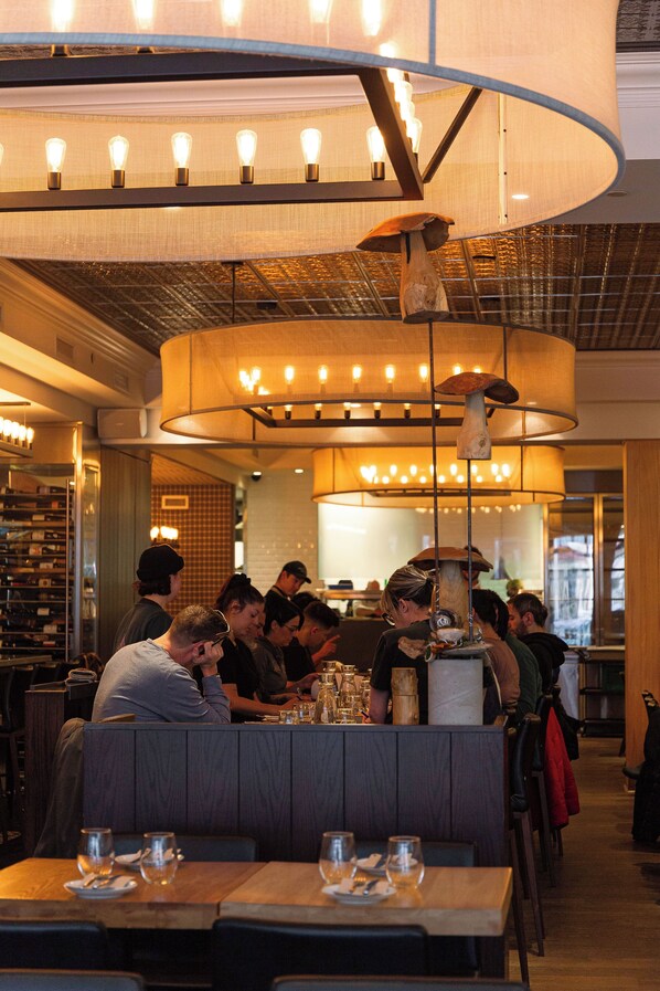 3 restaurants, breakfast, lunch, dinner served; French cuisine