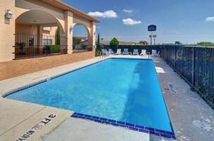 Una piscina al aire libre de temporada