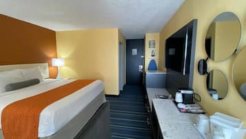 Room, 1 King Bed, Non Smoking | In-room safe, desk, iron/ironing board, free cribs/infant beds