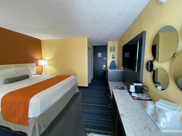 Room, 1 King Bed, Non Smoking | In-room safe, desk, iron/ironing board, free cribs/infant beds