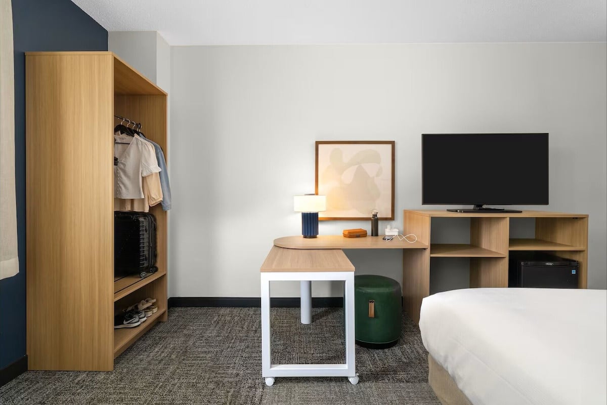 Coffres-forts dans les chambres, bureau, fer et planche à repasser
