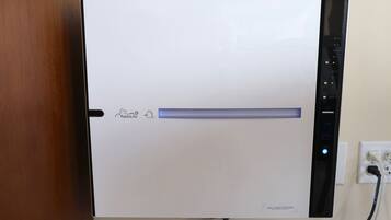 Un purificador de aire blanco con una barra de luz azul, un cable de alimentación y un panel de control con botones y una pantalla.