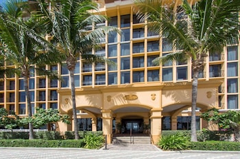 Hotel Exterior at Wyndham Deerfield Beach Resort