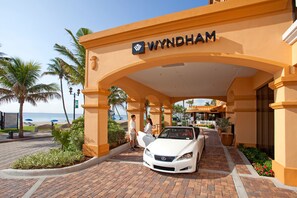 Property entrance - Wyndham Deerfield Beach Resort (Deerfield Beach)