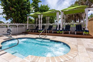 Una piscina al aire libre, una piscina climatizada