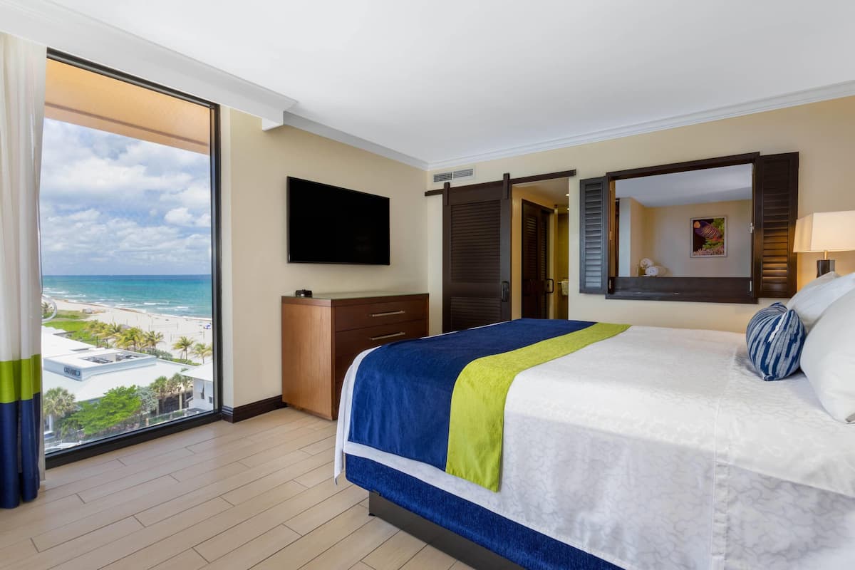 Suite, 1 King-Bett, Nichtraucher, Eckzimmer | Hochwertige Bettwaren, Zimmersafe, Verdunkelungsvorhänge