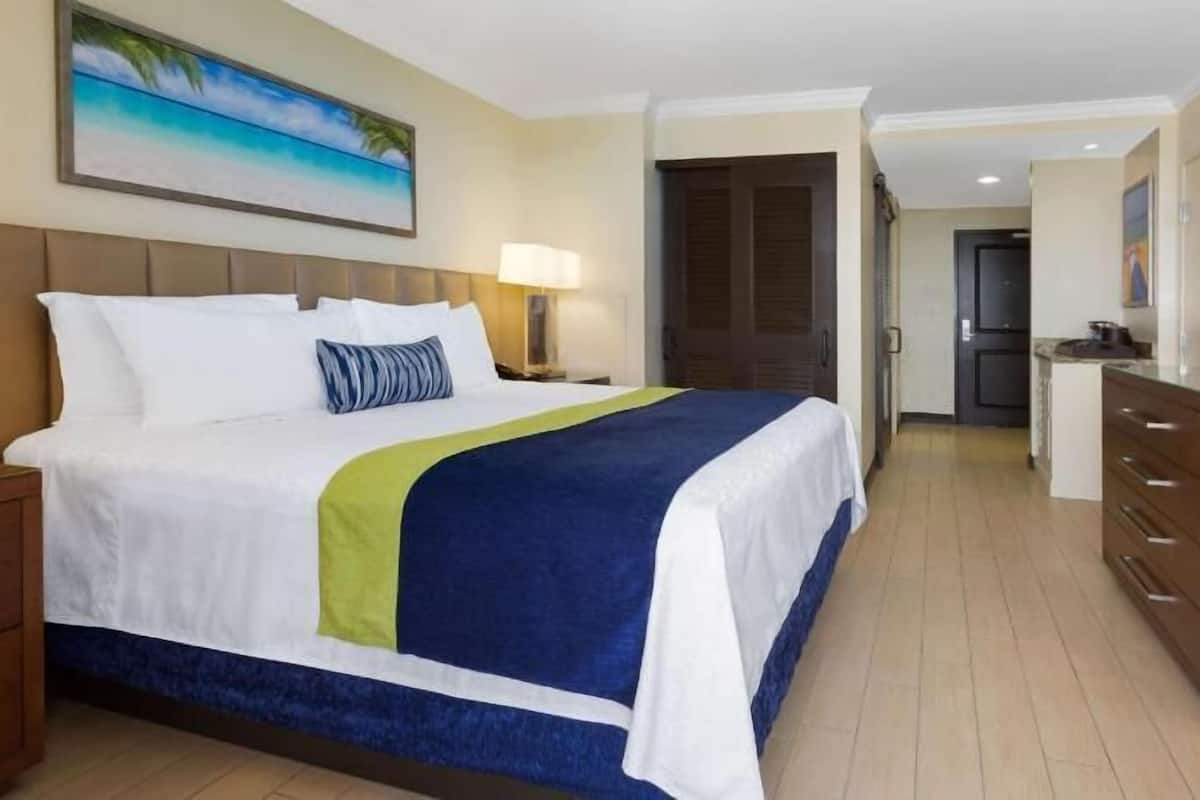 Premium bedding, in-room safe, individually decorated