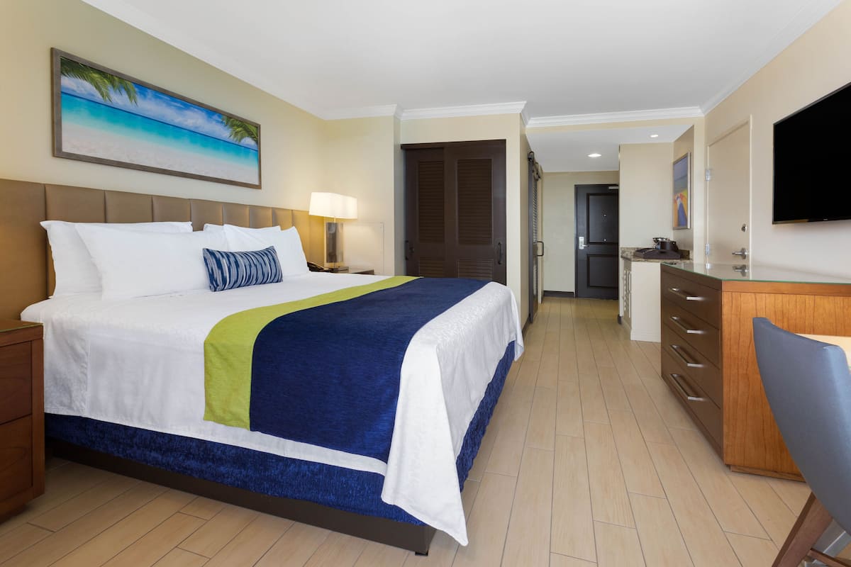 Premium bedding, in-room safe, individually decorated