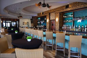 Petit déjeuner, déjeuner et dîner servis sur place, vue sur la plage