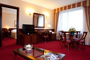 Suite, 1 Double Bed | Living area | 32-inch LCD TV with satellite channels, TV, pay movies