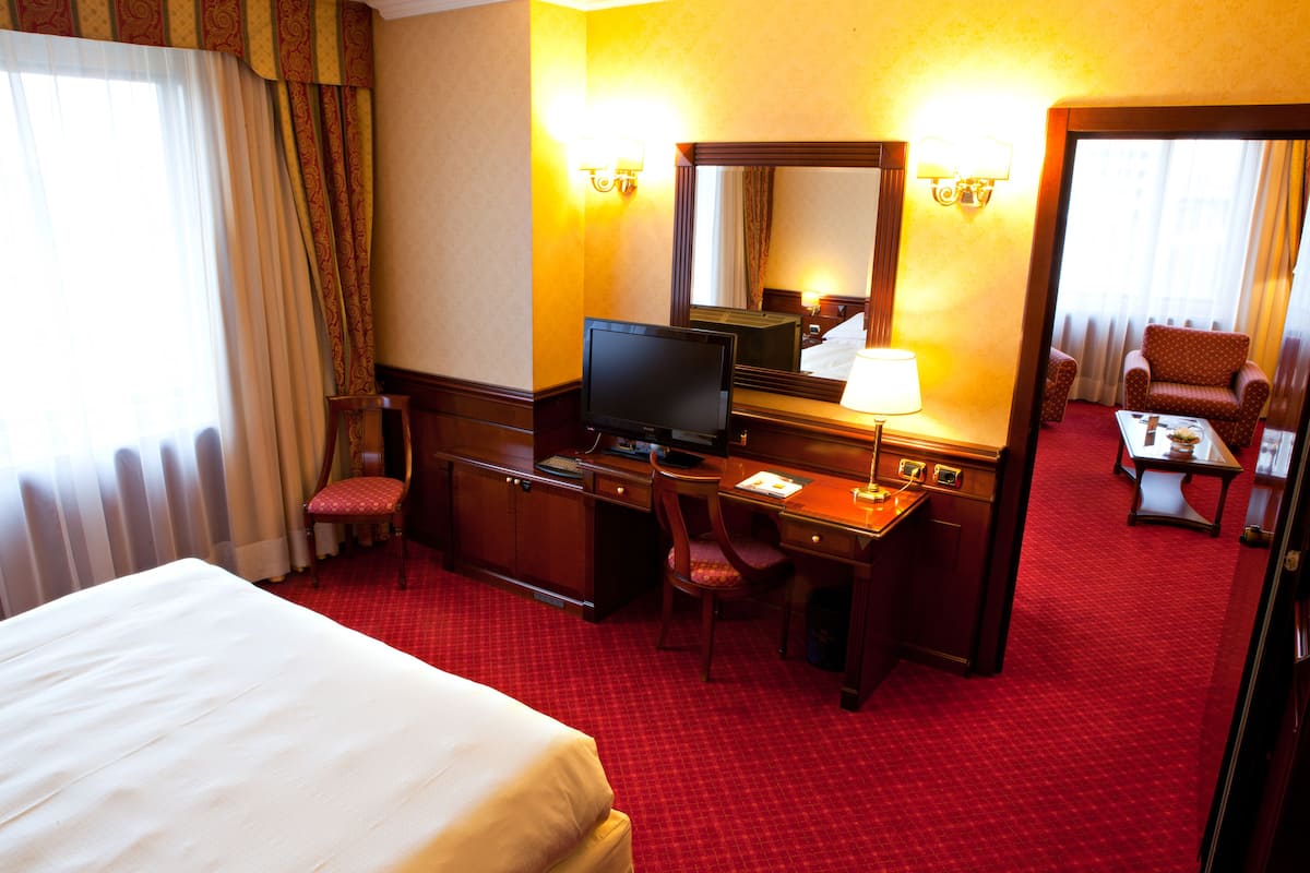 Suite, 1 letto matrimoniale | Biancheria da letto ipoallergenica, minibar, una cassaforte in camera