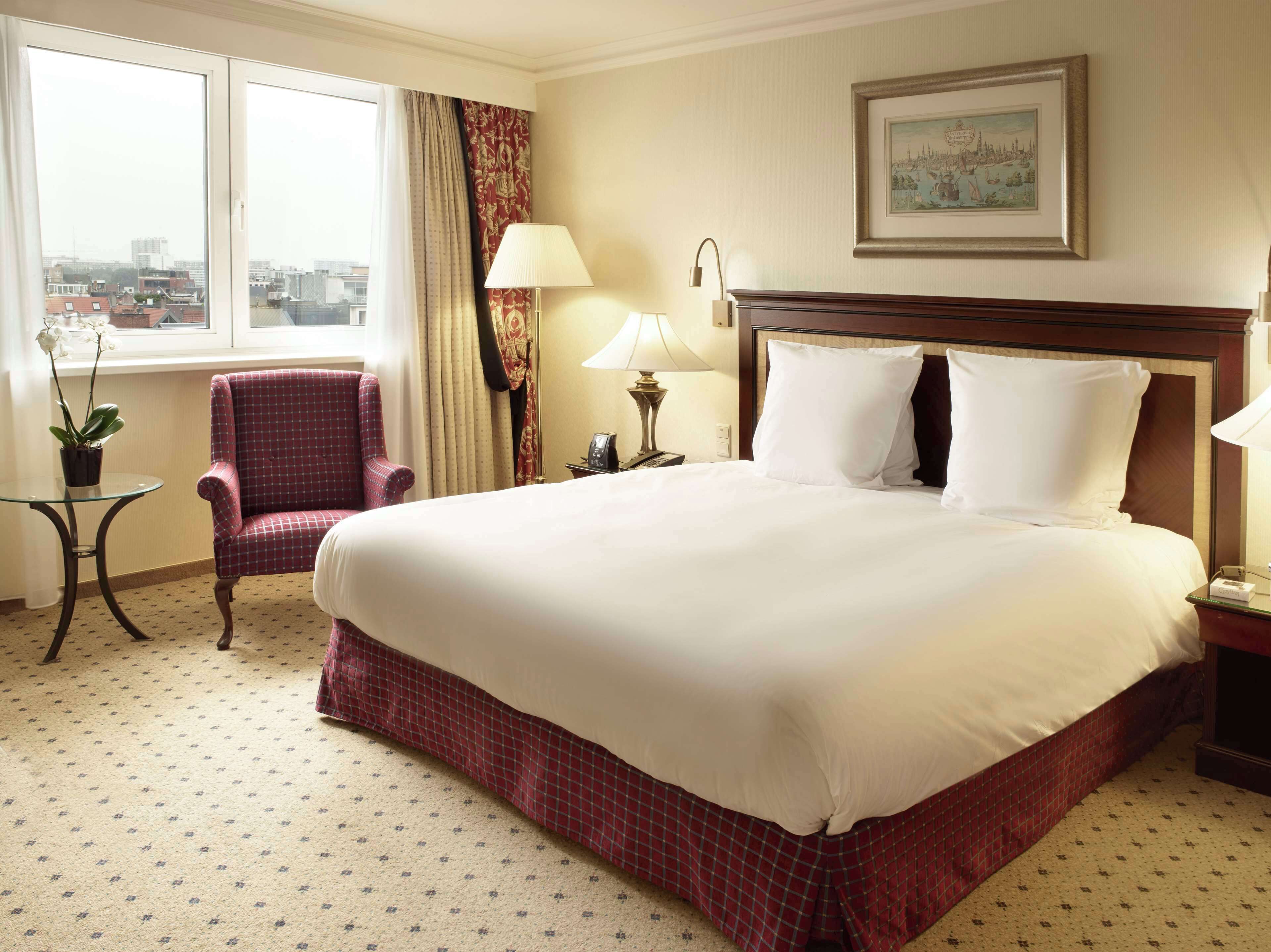 Suite, 1 très grand lit (Groenplaats) | Minibar, coffres-forts dans les chambres, rideaux occultants